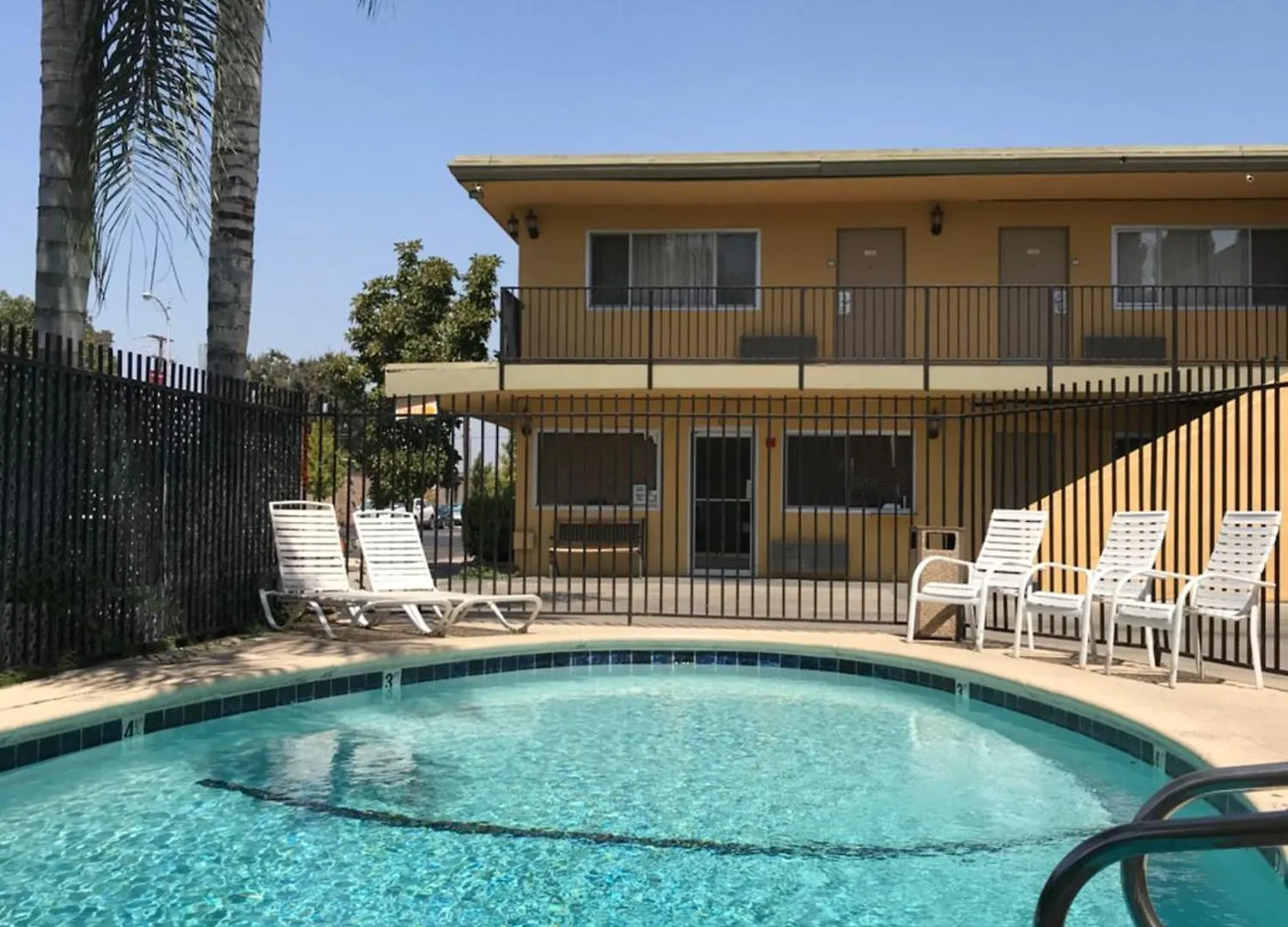 Staying Near Mooney Grove Park: 4 Leisure Hotels Compared